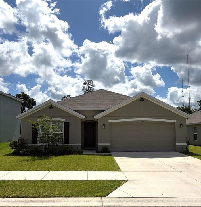 For Rent: $2,150 (4 beds, 2 baths, 1828 Square Feet)