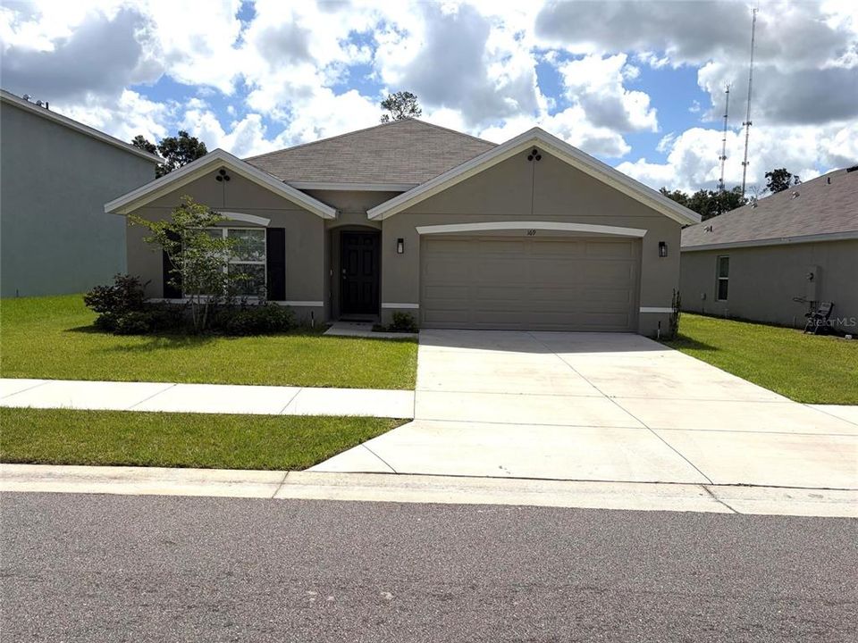 For Rent: $2,150 (4 beds, 2 baths, 1828 Square Feet)