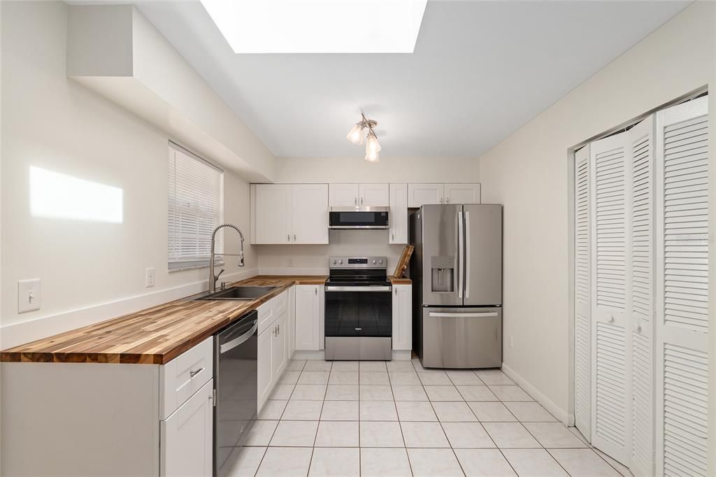 For Sale: $198,000 (2 beds, 1 baths, 790 Square Feet)