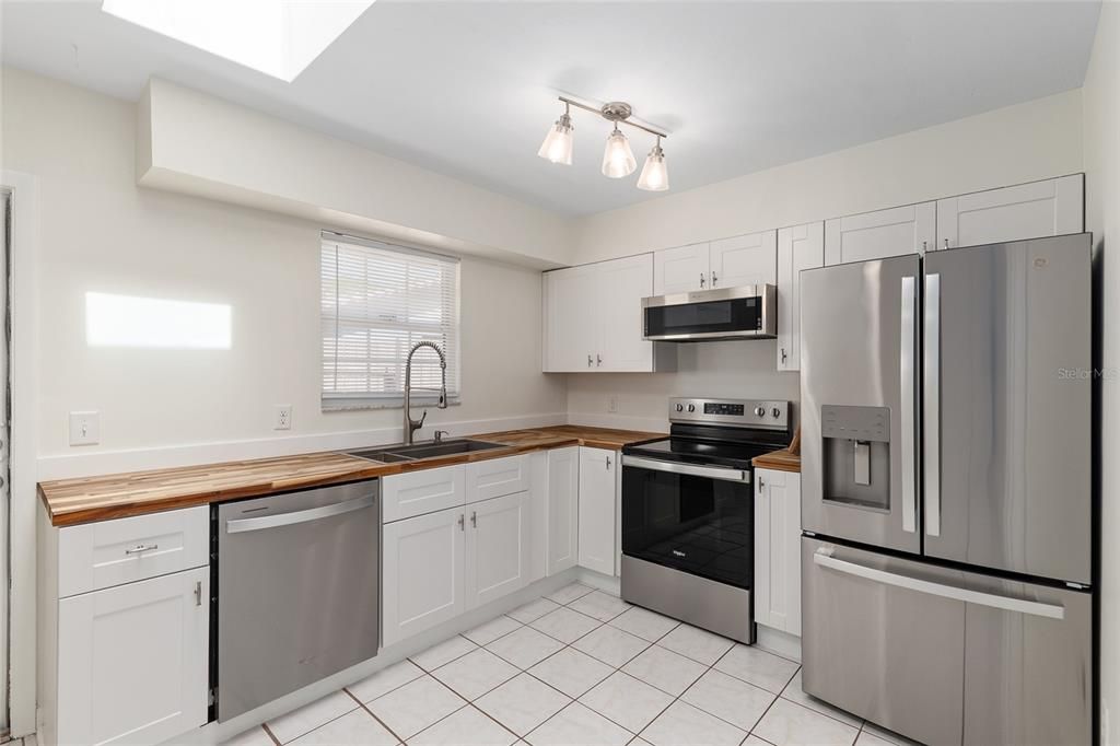 For Sale: $198,000 (2 beds, 1 baths, 790 Square Feet)
