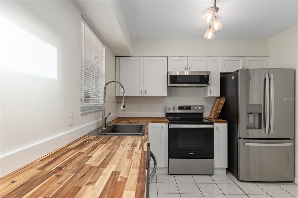 For Sale: $198,000 (2 beds, 1 baths, 790 Square Feet)