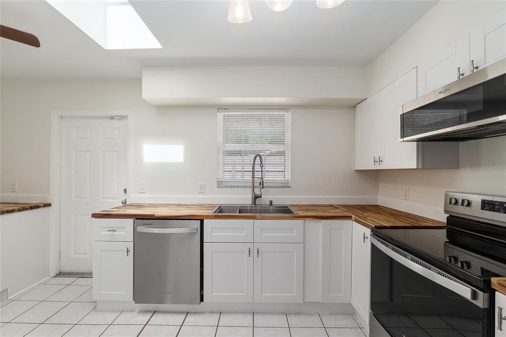 For Sale: $198,000 (2 beds, 1 baths, 790 Square Feet)