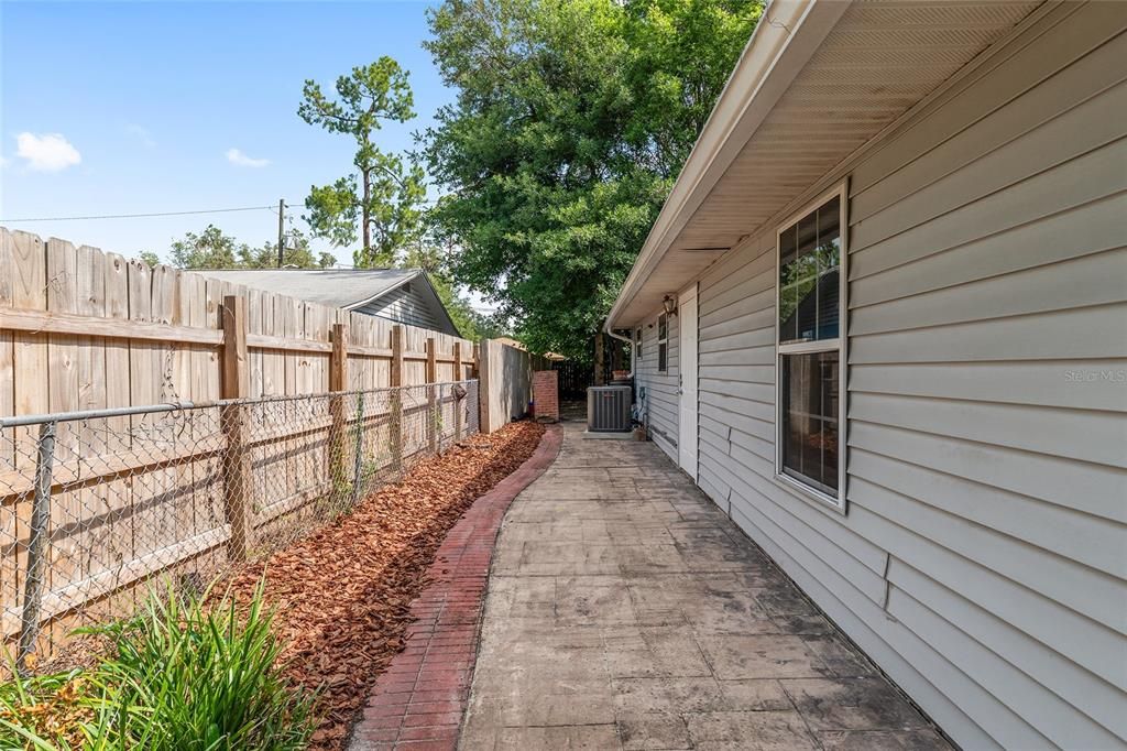 For Sale: $198,000 (2 beds, 1 baths, 790 Square Feet)