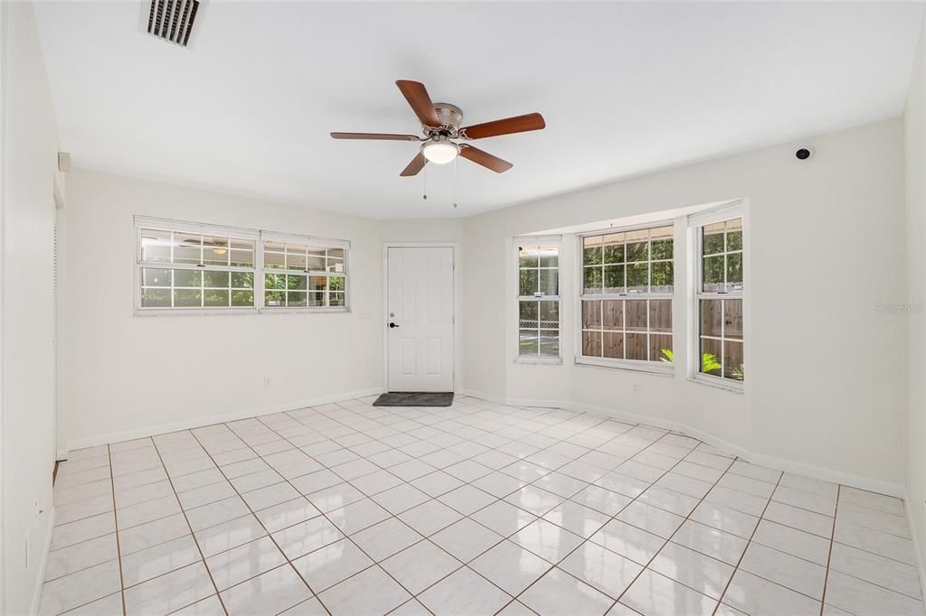 For Sale: $198,000 (2 beds, 1 baths, 790 Square Feet)