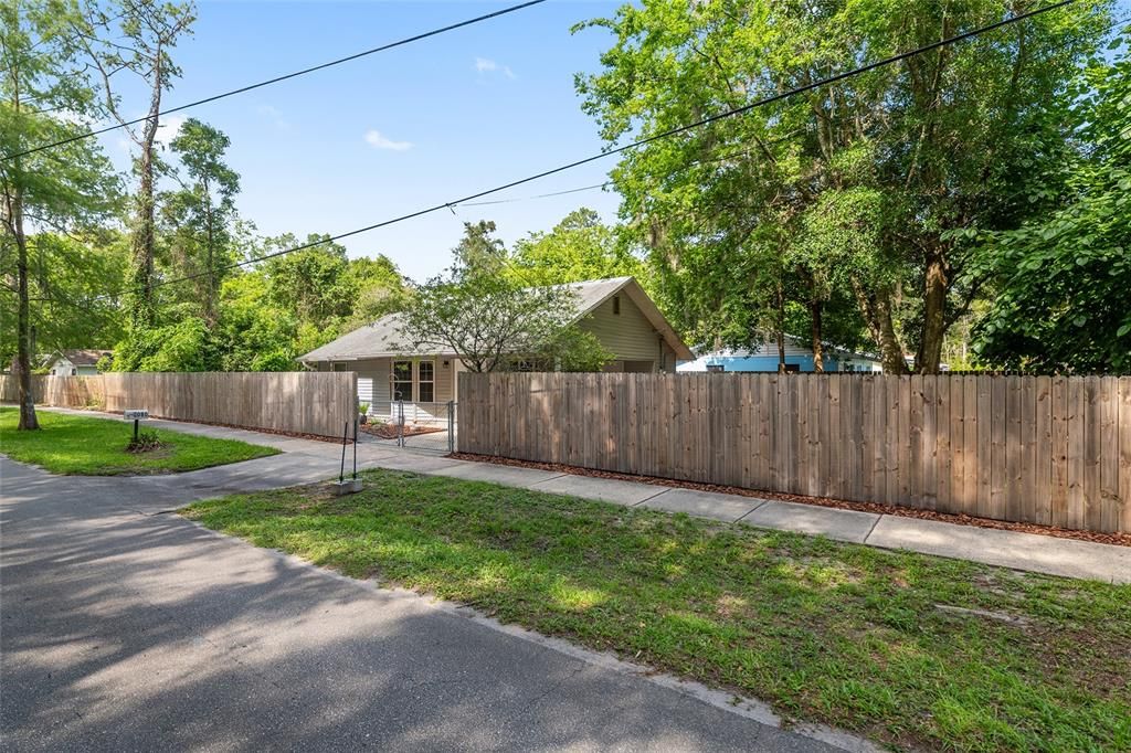 For Sale: $198,000 (2 beds, 1 baths, 790 Square Feet)