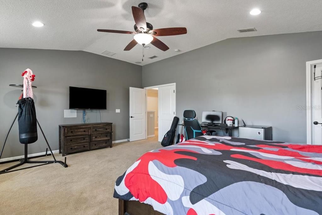 For Sale: $649,900 (5 beds, 4 baths, 3547 Square Feet)