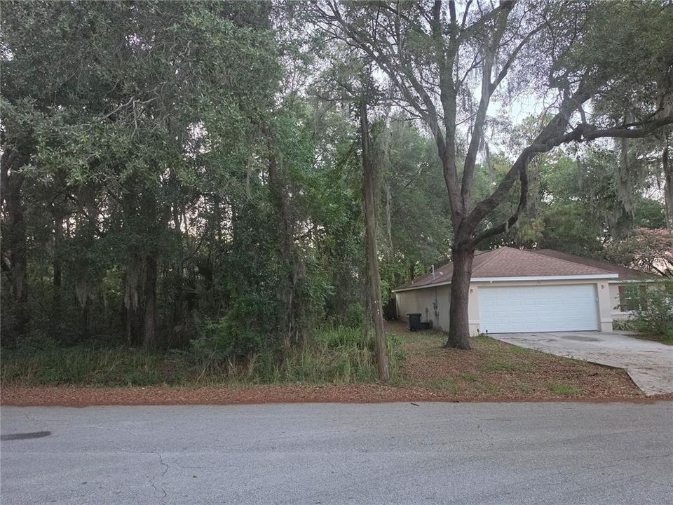 На продажу: $32,000 (0.23 acres)