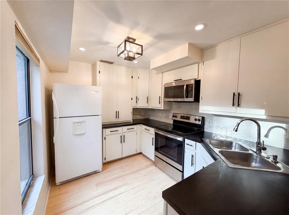 For Sale: $277,000 (3 beds, 2 baths, 1264 Square Feet)