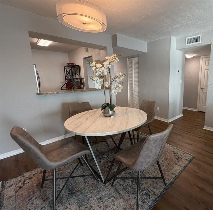 En Venta: $249,900 (2 camas, 2 baños, 1060 Pies cuadrados)