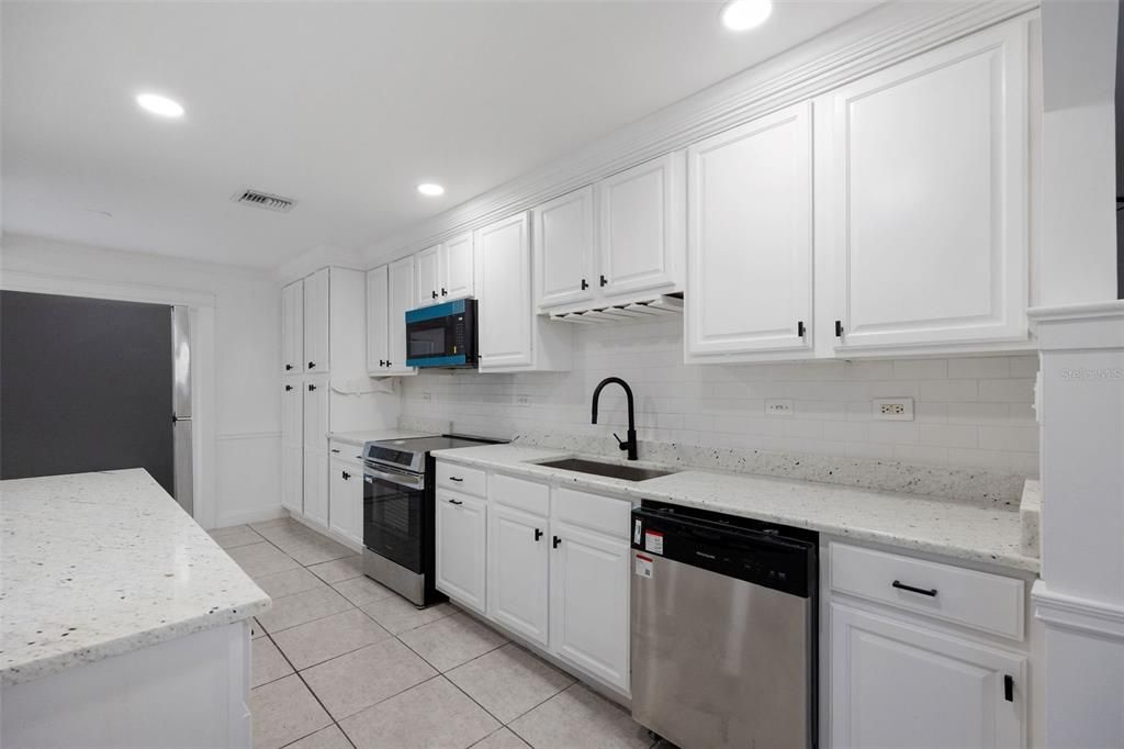 For Sale: $278,800 (3 beds, 2 baths, 1184 Square Feet)