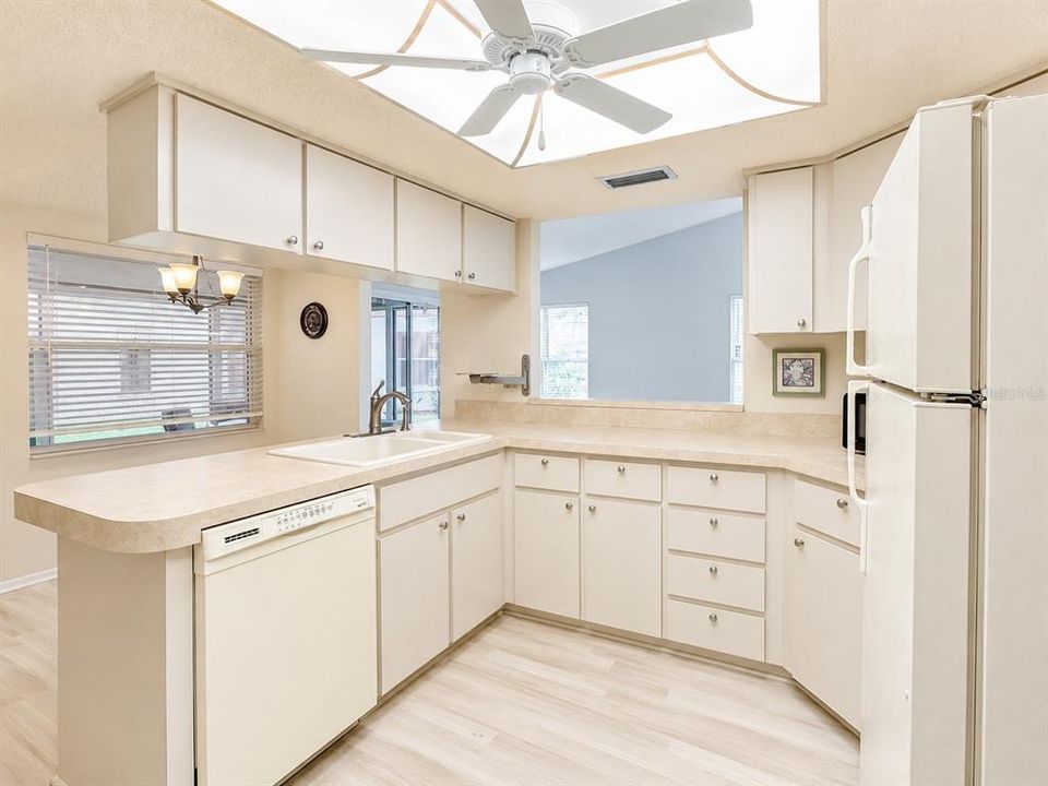 На продажу: $150,000 (2 спален, 2 ванн, 1318 Квадратных фут)