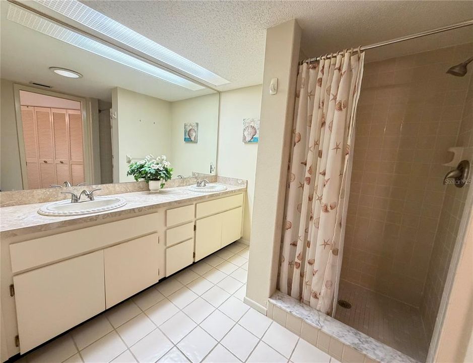 На продажу: $150,000 (2 спален, 2 ванн, 1318 Квадратных фут)