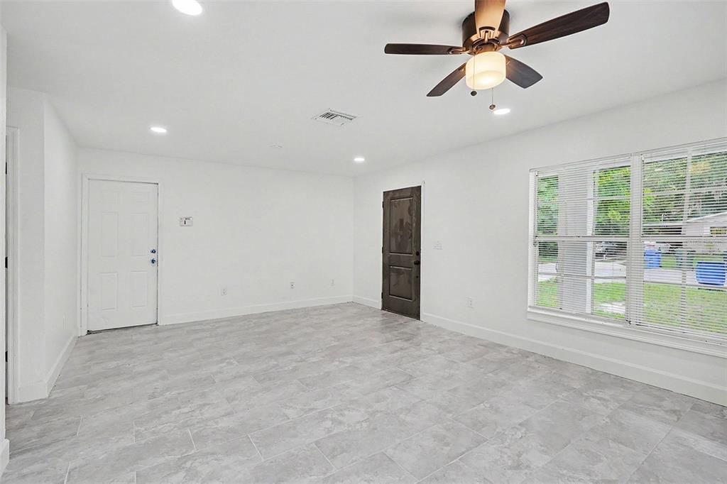 For Rent: $1,900 (3 beds, 2 baths, 1245 Square Feet)