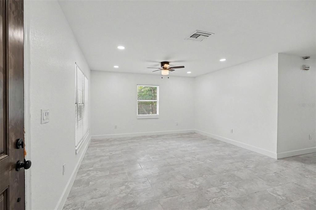 For Rent: $1,900 (3 beds, 2 baths, 1245 Square Feet)