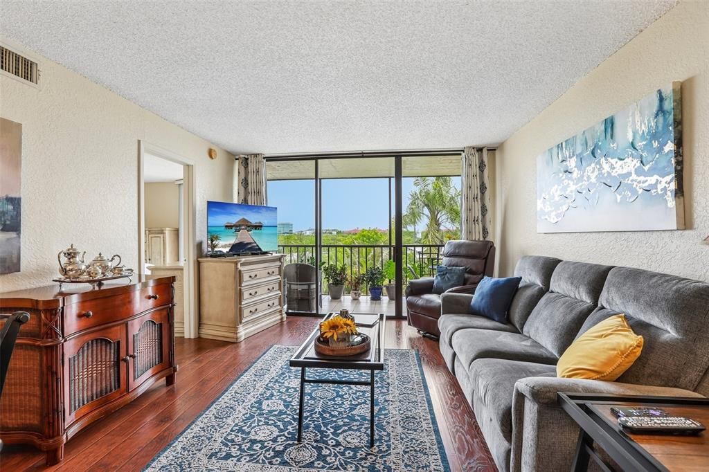 For Sale: $239,900 (3 beds, 2 baths, 1065 Square Feet)