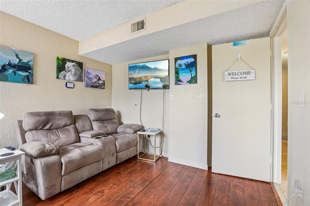 For Sale: $239,900 (3 beds, 2 baths, 1065 Square Feet)