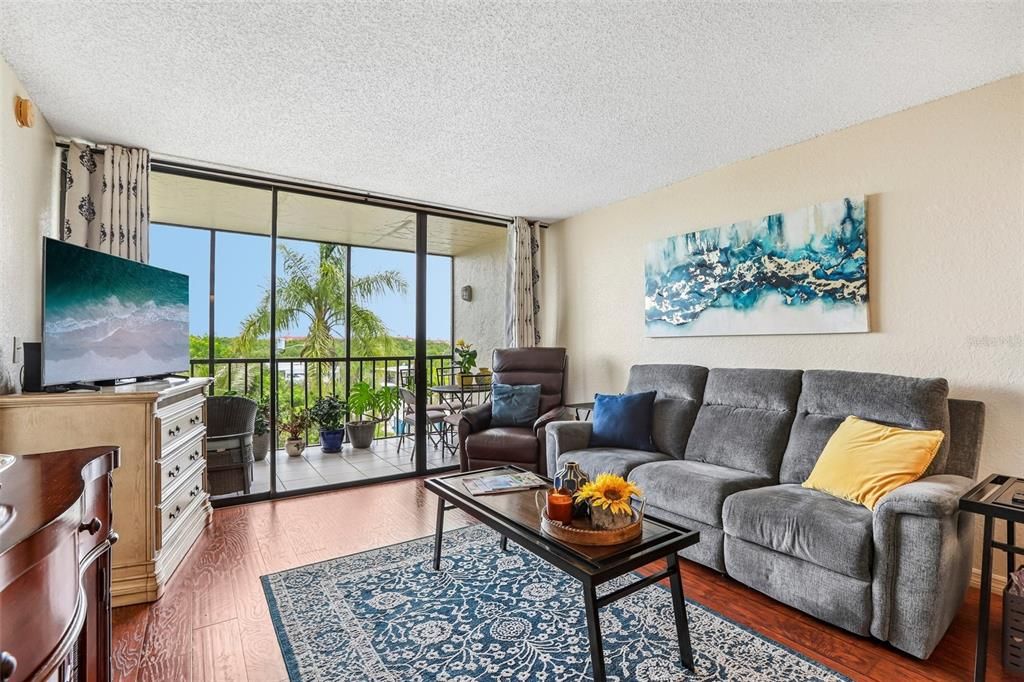 For Sale: $239,900 (3 beds, 2 baths, 1065 Square Feet)