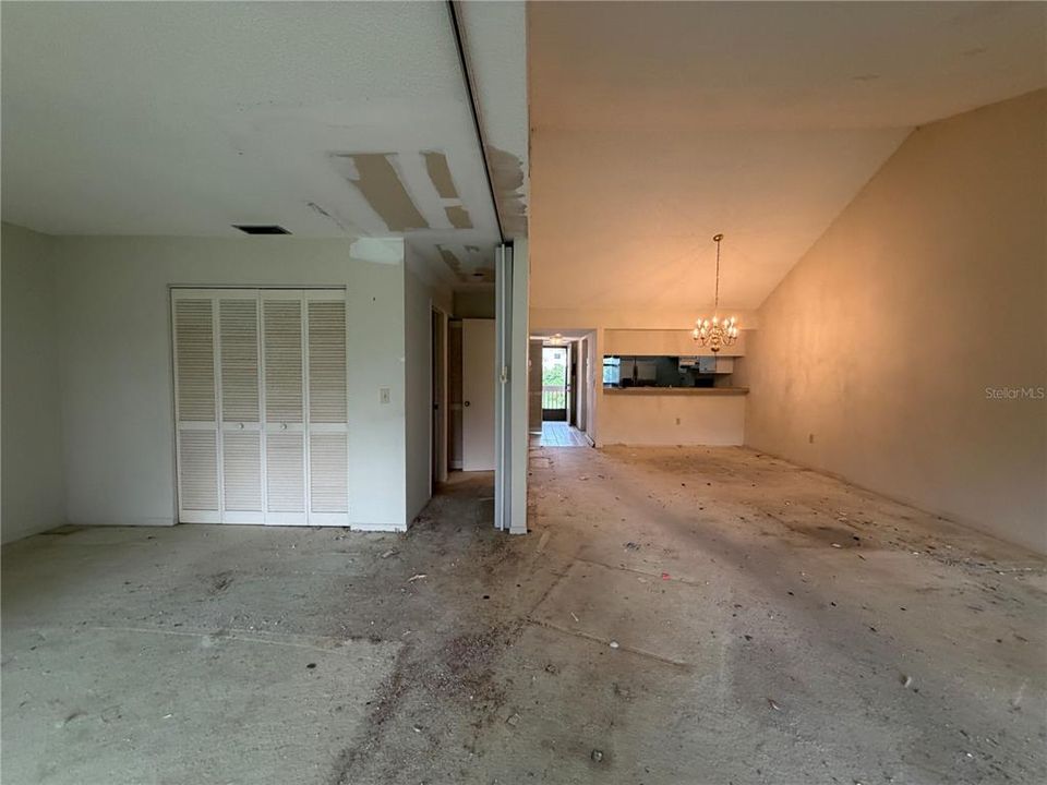 For Sale: $125,000 (2 beds, 2 baths, 1092 Square Feet)