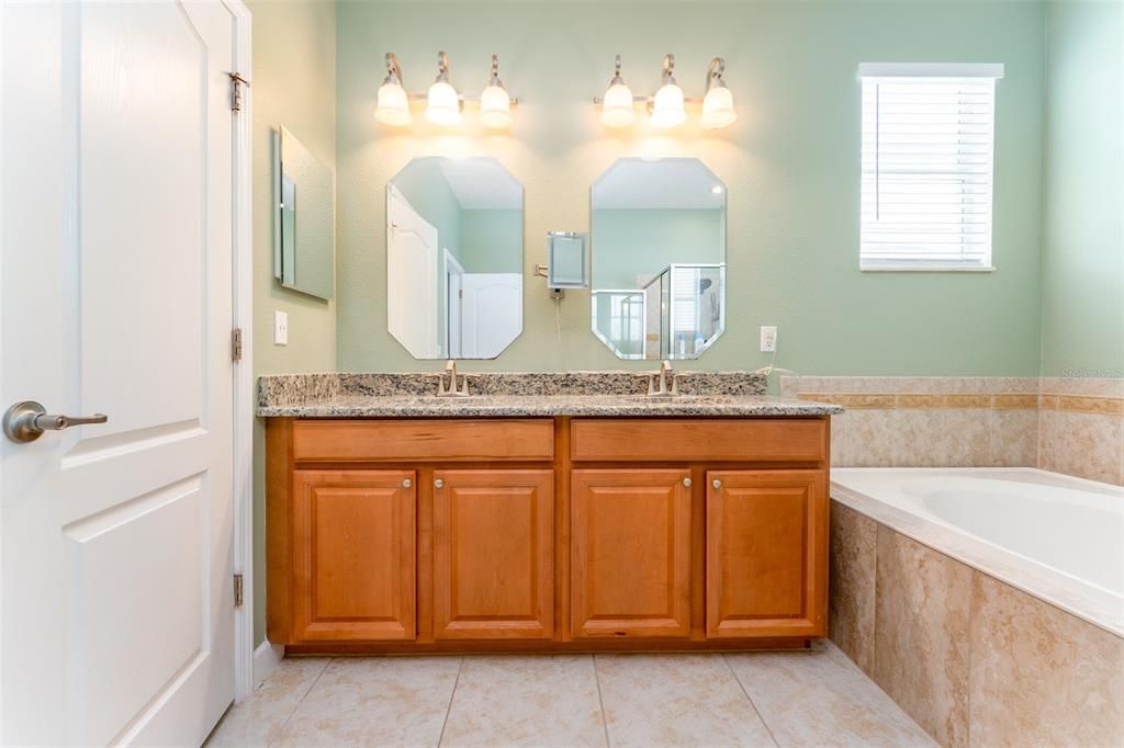For Sale: $380,000 (4 beds, 3 baths, 2286 Square Feet)