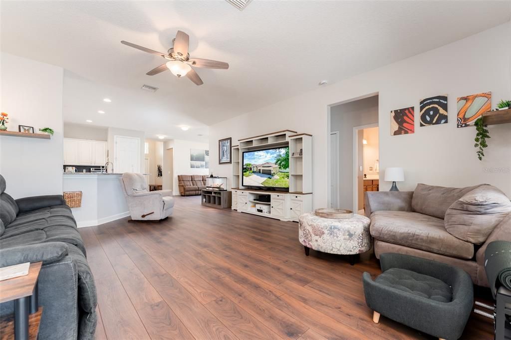 For Sale: $380,000 (4 beds, 3 baths, 2286 Square Feet)