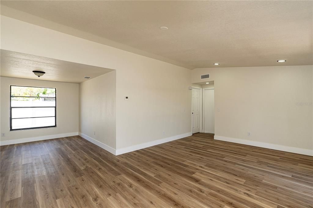 En Venta: $415,000 (3 camas, 2 baños, 1570 Pies cuadrados)