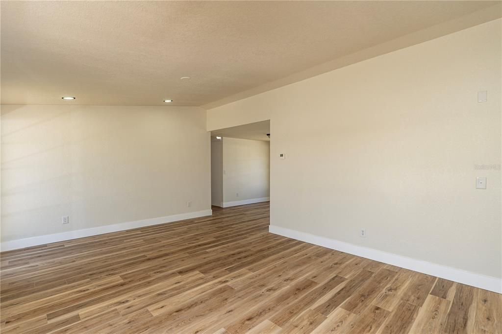 En Venta: $415,000 (3 camas, 2 baños, 1570 Pies cuadrados)