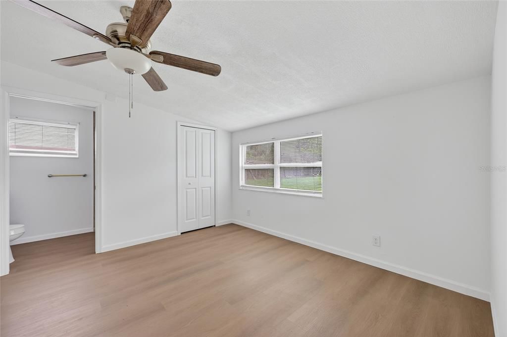 Active With Contract: $189,000 (2 beds, 2 baths, 1287 Square Feet)