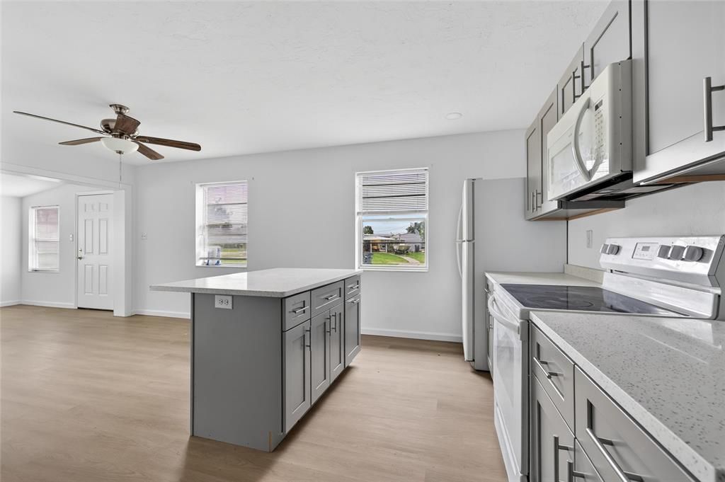 Active With Contract: $189,000 (2 beds, 2 baths, 1287 Square Feet)