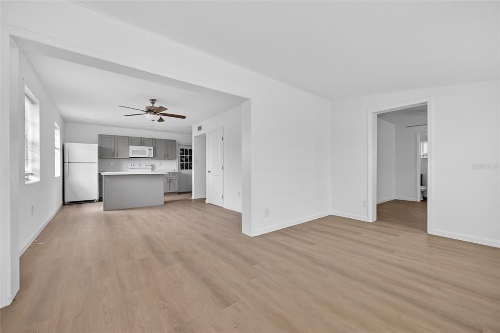 Active With Contract: $189,000 (2 beds, 2 baths, 1287 Square Feet)
