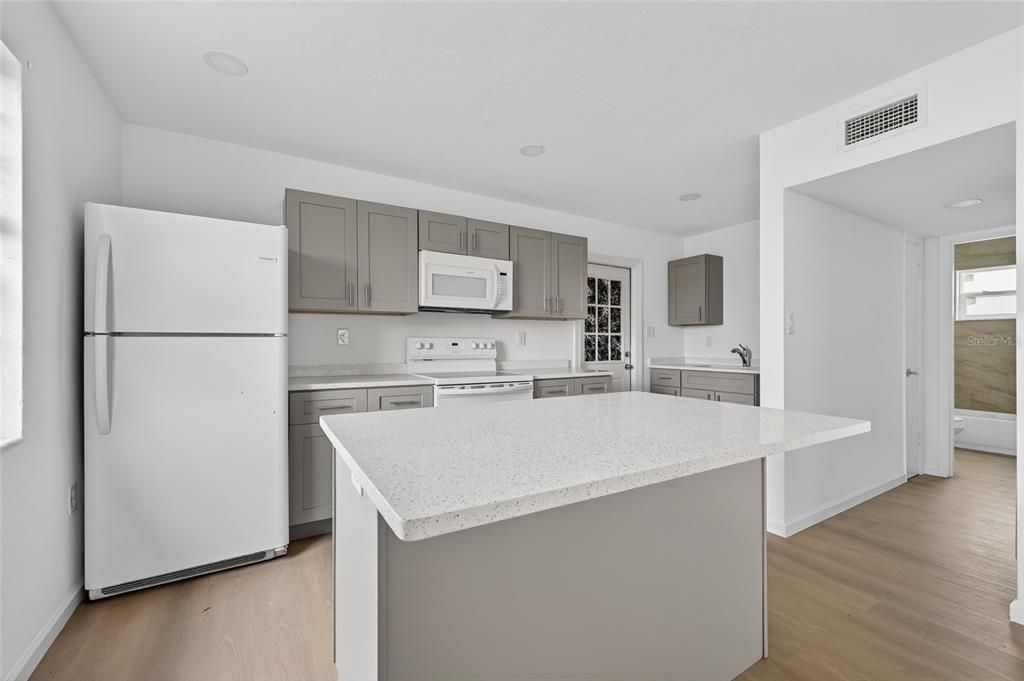 Active With Contract: $189,000 (2 beds, 2 baths, 1287 Square Feet)
