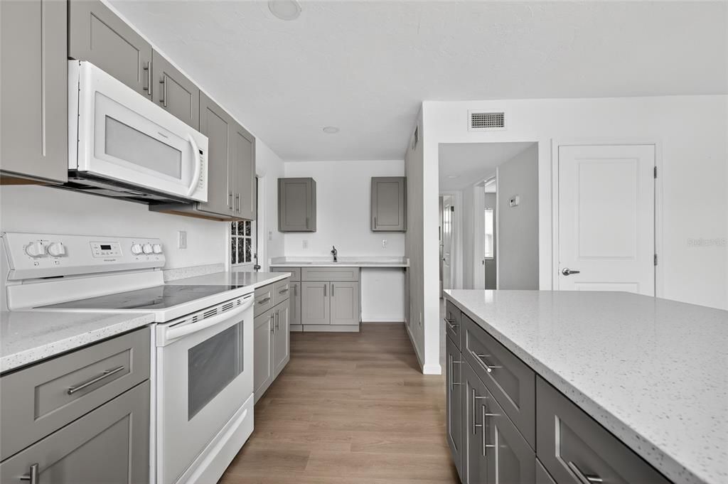 Active With Contract: $189,000 (2 beds, 2 baths, 1287 Square Feet)