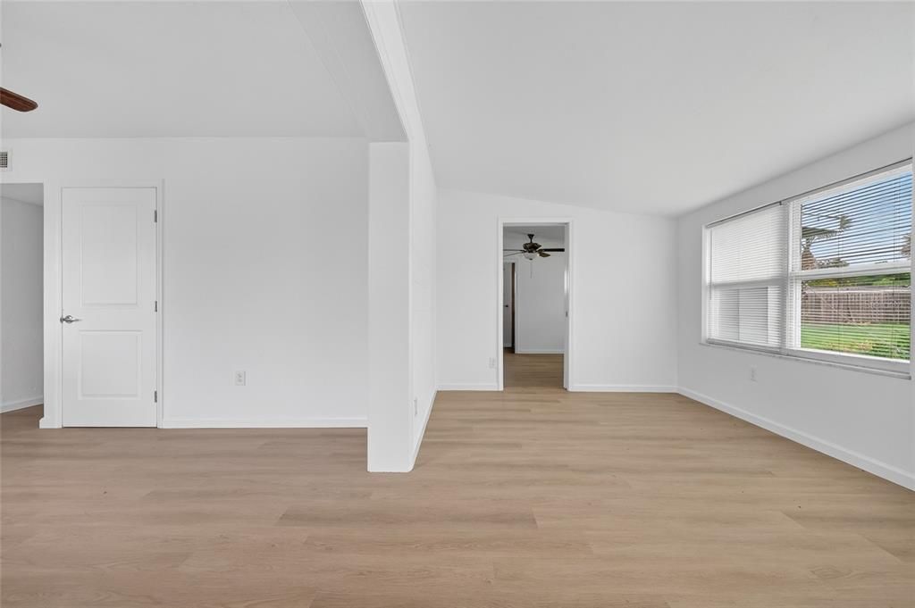 Active With Contract: $189,000 (2 beds, 2 baths, 1287 Square Feet)