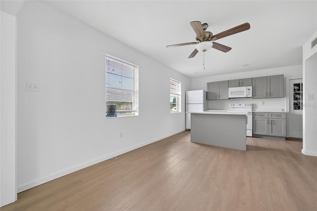 Active With Contract: $189,000 (2 beds, 2 baths, 1287 Square Feet)