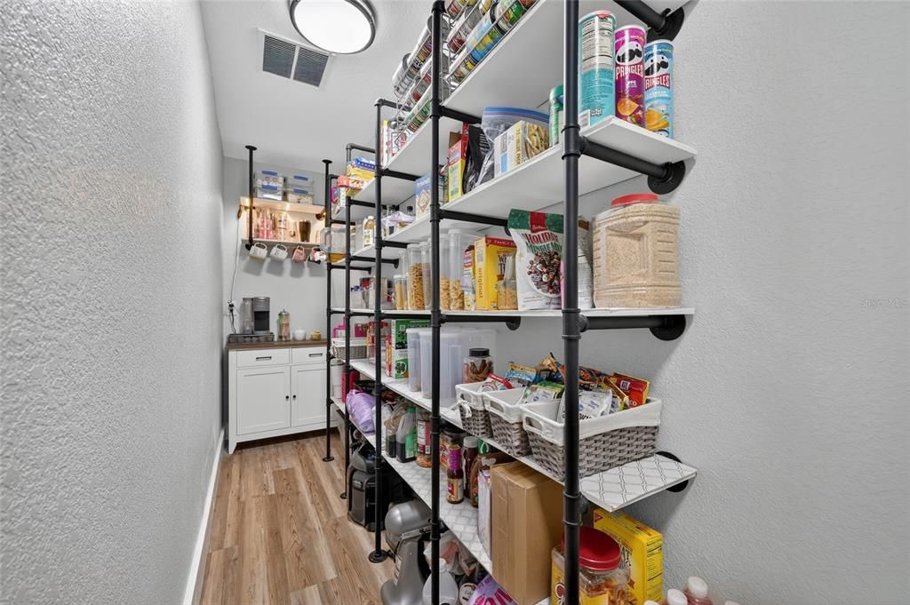 En Venta: $719,000 (4 camas, 2 baños, 2299 Pies cuadrados)