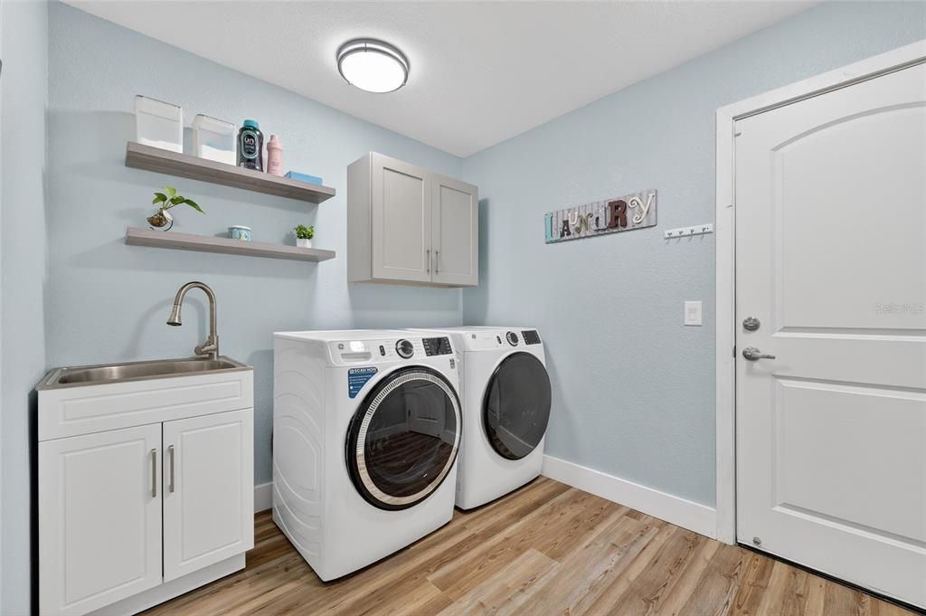 En Venta: $719,000 (4 camas, 2 baños, 2299 Pies cuadrados)