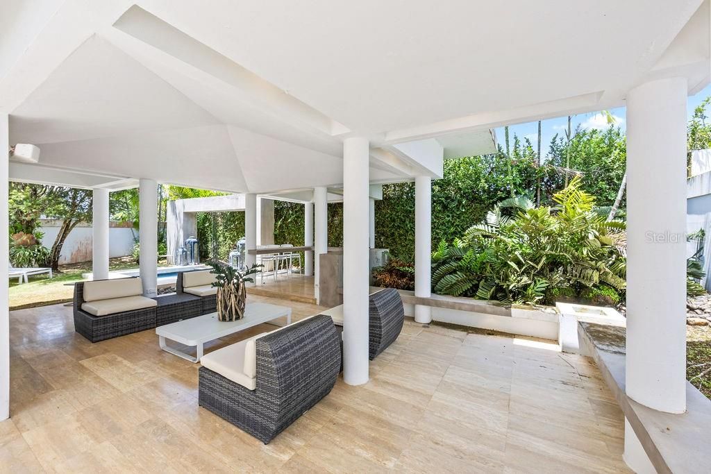 For Sale: $850,000 (4 beds, 2 baths, 2800 Square Feet)