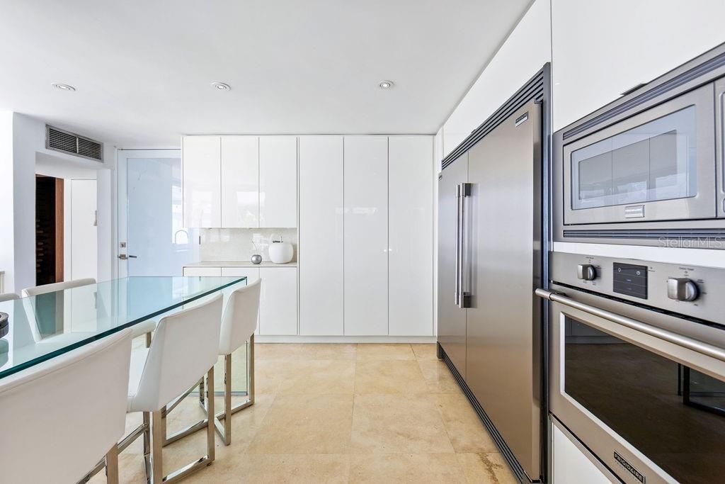 For Sale: $850,000 (4 beds, 2 baths, 2800 Square Feet)