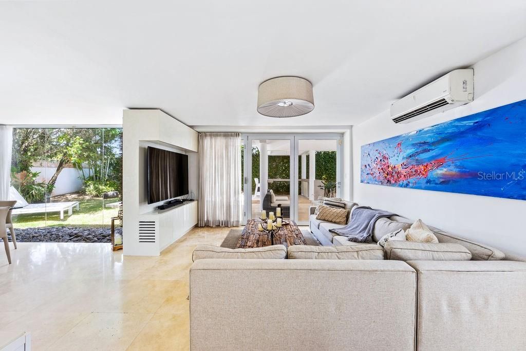 For Sale: $850,000 (4 beds, 2 baths, 2800 Square Feet)