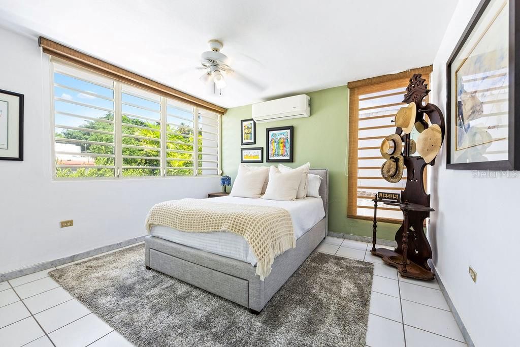 For Sale: $850,000 (4 beds, 2 baths, 2800 Square Feet)