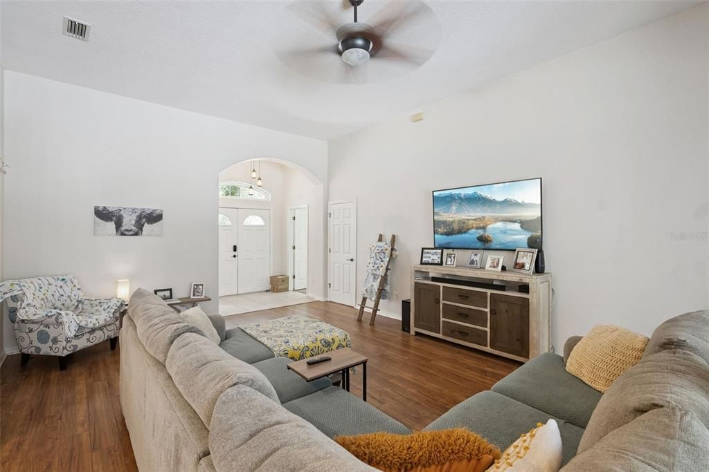 На продажу: $649,900 (4 спален, 2 ванн, 2536 Квадратных фут)