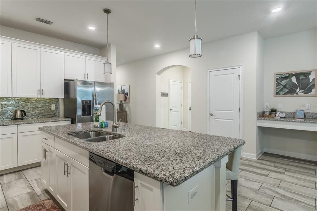 For Sale: $560,000 (6 beds, 5 baths, 3291 Square Feet)