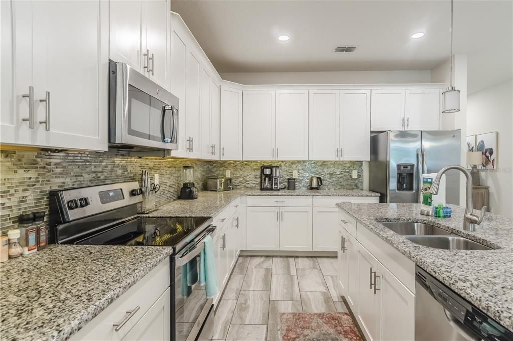 For Sale: $560,000 (6 beds, 5 baths, 3291 Square Feet)
