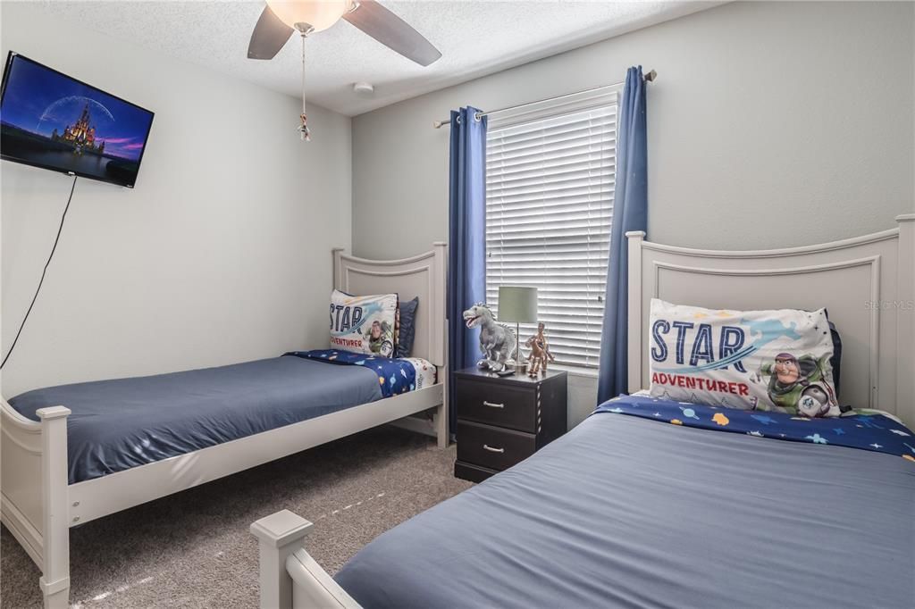 For Sale: $560,000 (6 beds, 5 baths, 3291 Square Feet)