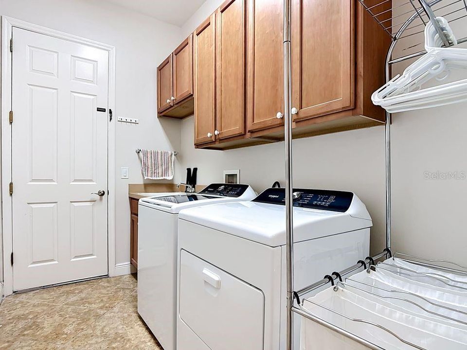 En Venta: $410,000 (2 camas, 2 baños, 2211 Pies cuadrados)
