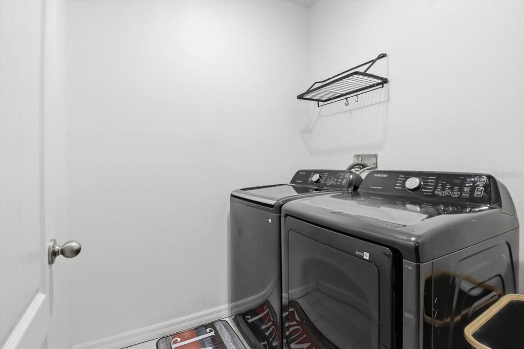 For Sale: $450,000 (4 beds, 2 baths, 1864 Square Feet)
