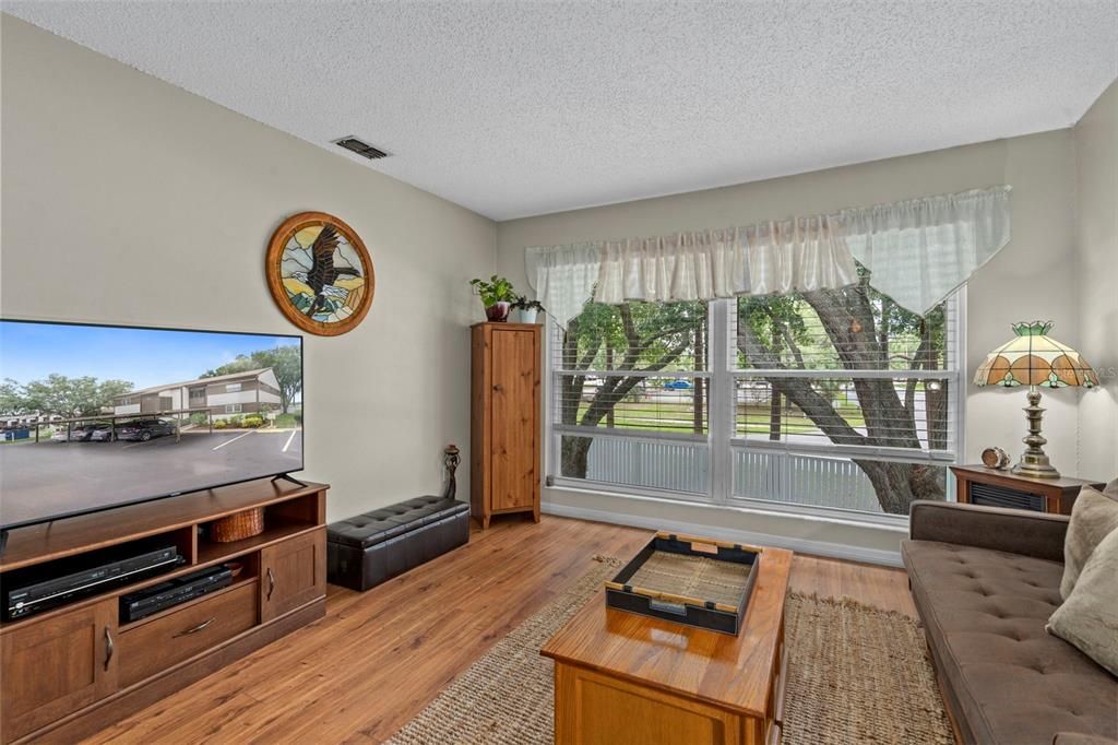 For Sale: $124,900 (2 beds, 2 baths, 1135 Square Feet)