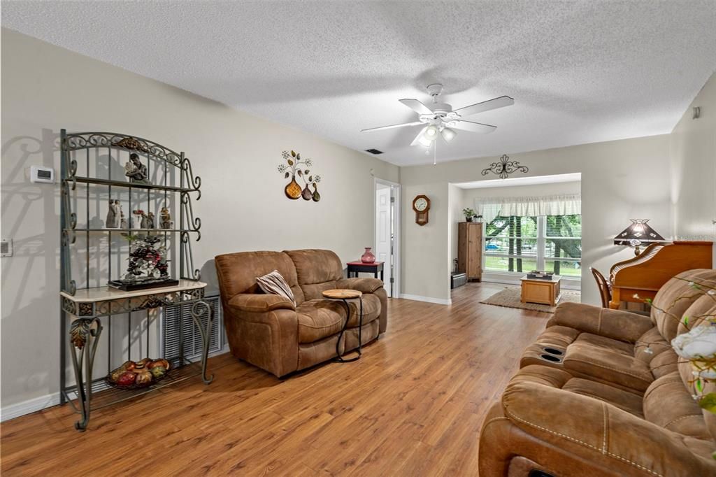 For Sale: $124,900 (2 beds, 2 baths, 1135 Square Feet)