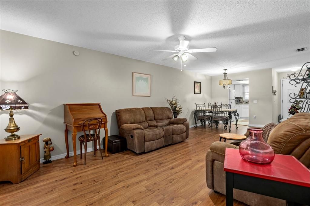 For Sale: $124,900 (2 beds, 2 baths, 1135 Square Feet)