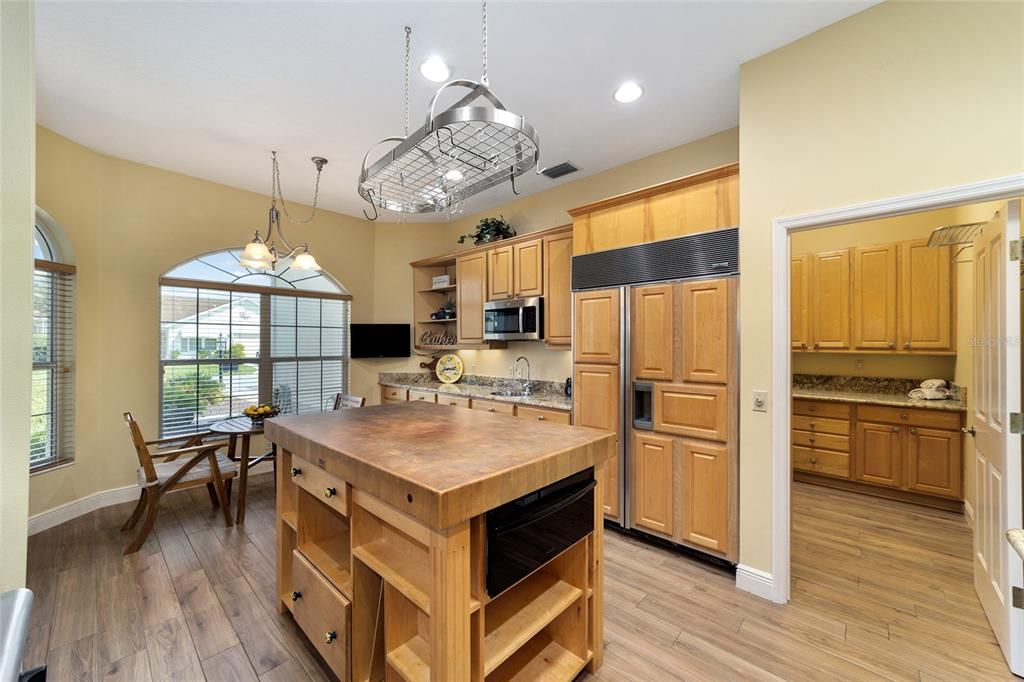 For Sale: $725,000 (3 beds, 2 baths, 2551 Square Feet)