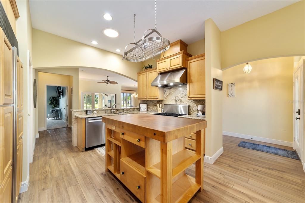 For Sale: $725,000 (3 beds, 2 baths, 2551 Square Feet)